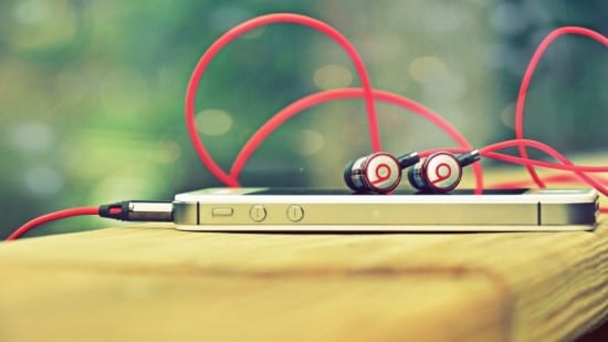 iphone-4s-beats-headphones