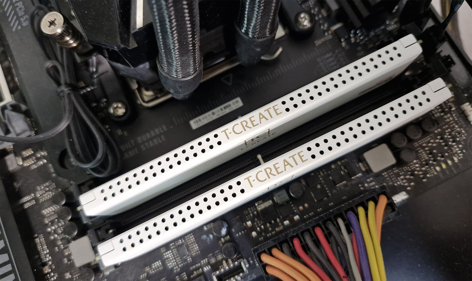 T-Create Expert DDR5 en una placa base