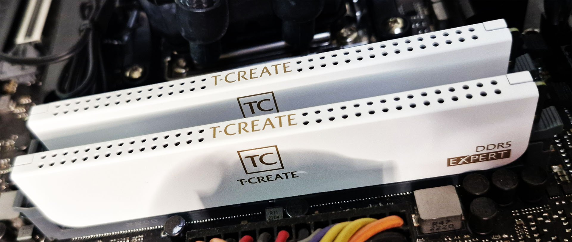 T-Create Expert DDR5 en motherboard instalada