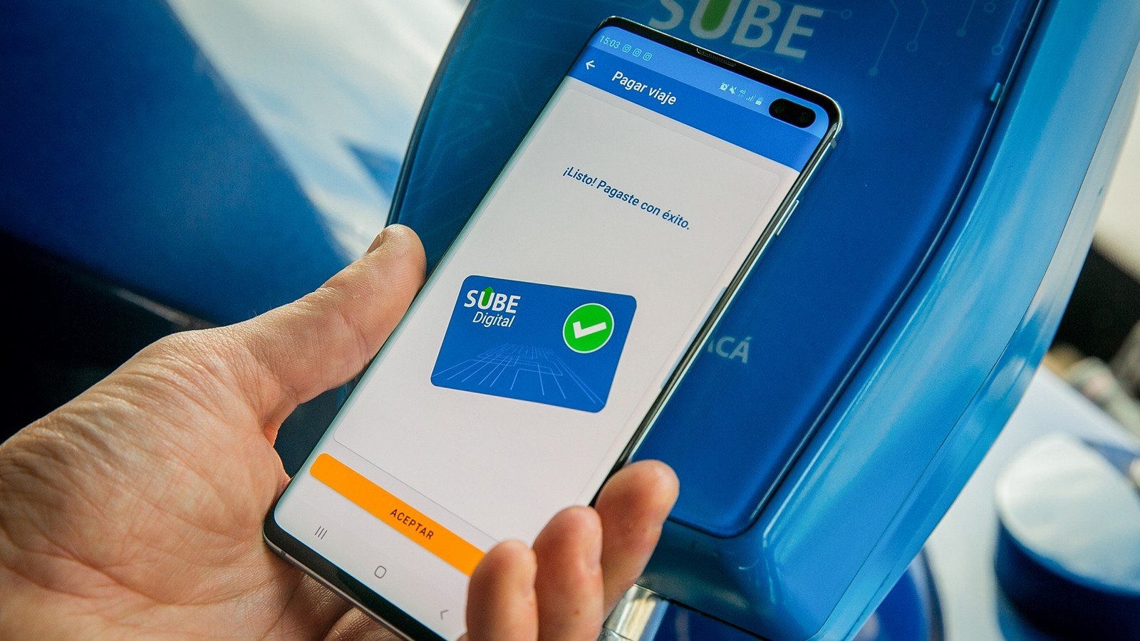 sube digital usando en colectivo con una mano