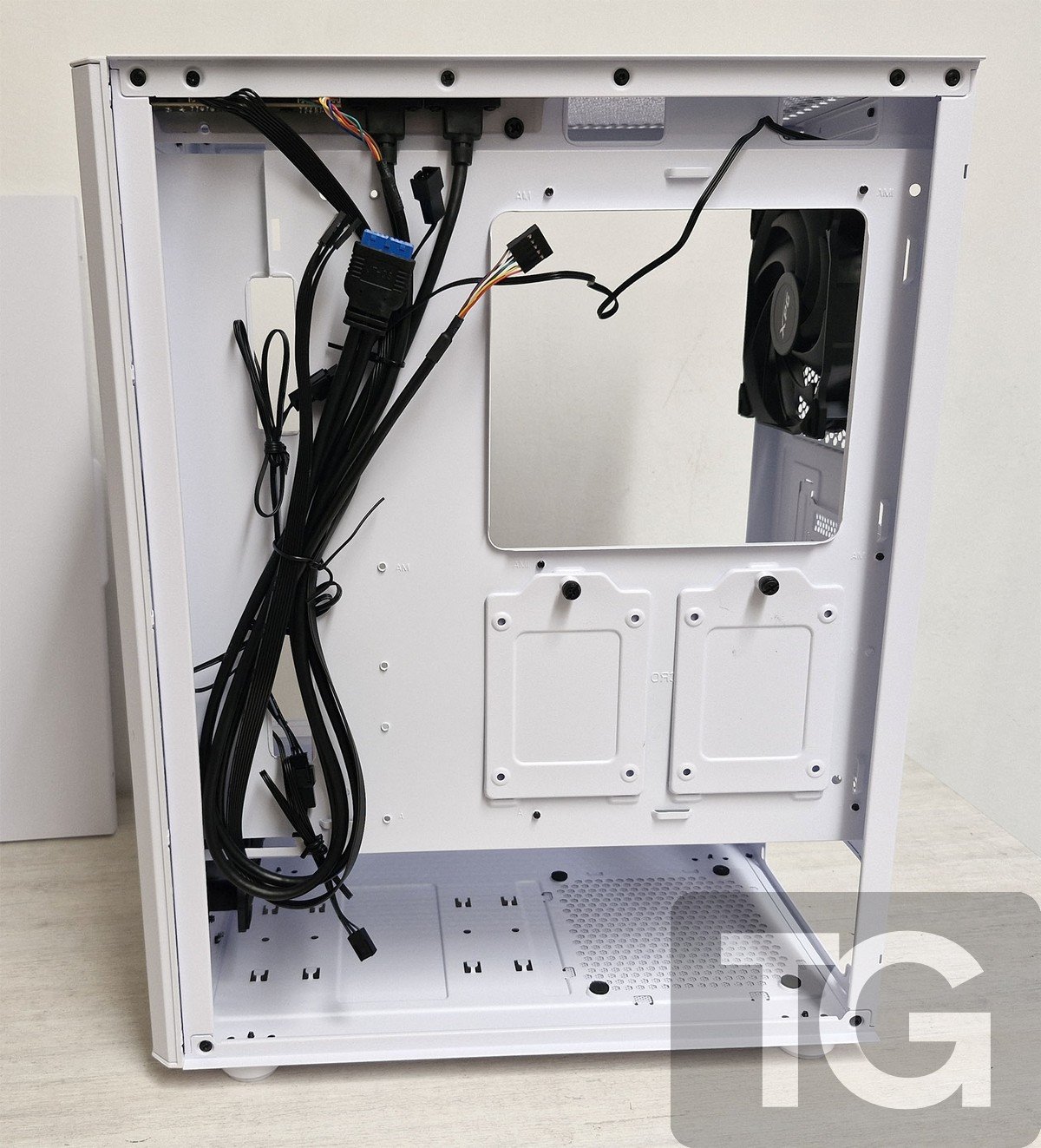 XPG Valor Air gestion de cables